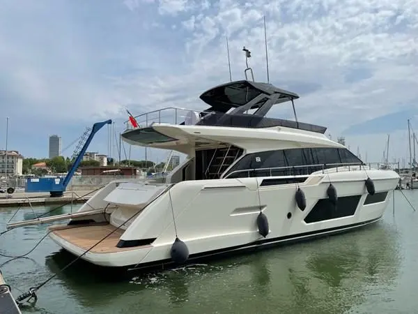 2021 Ferretti 670