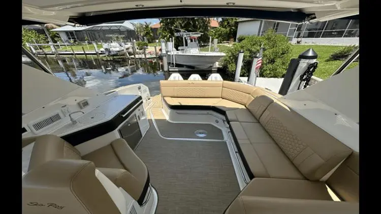 2021 Sea Ray 320 sundancer