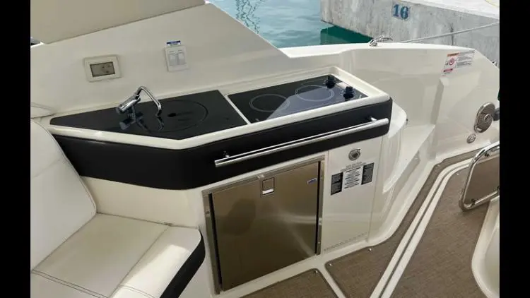 2021 Sea Ray 320 sundancer