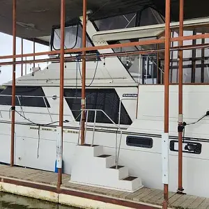 1986 Carver 4207 Aft Cabin