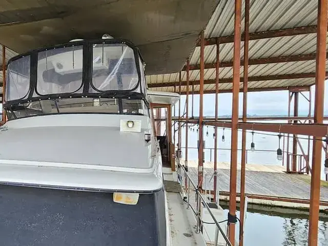 Carver 4207 Aft Cabin