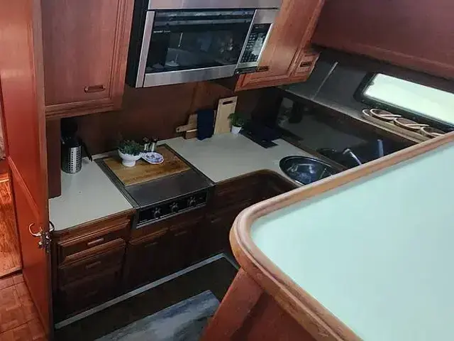 Carver 4207 Aft Cabin