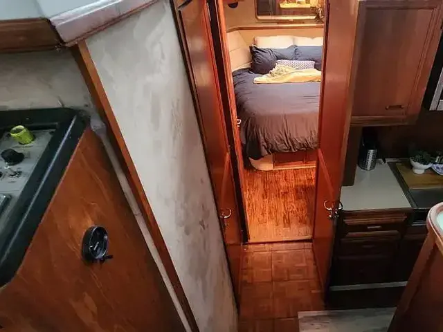 Carver 4207 Aft Cabin