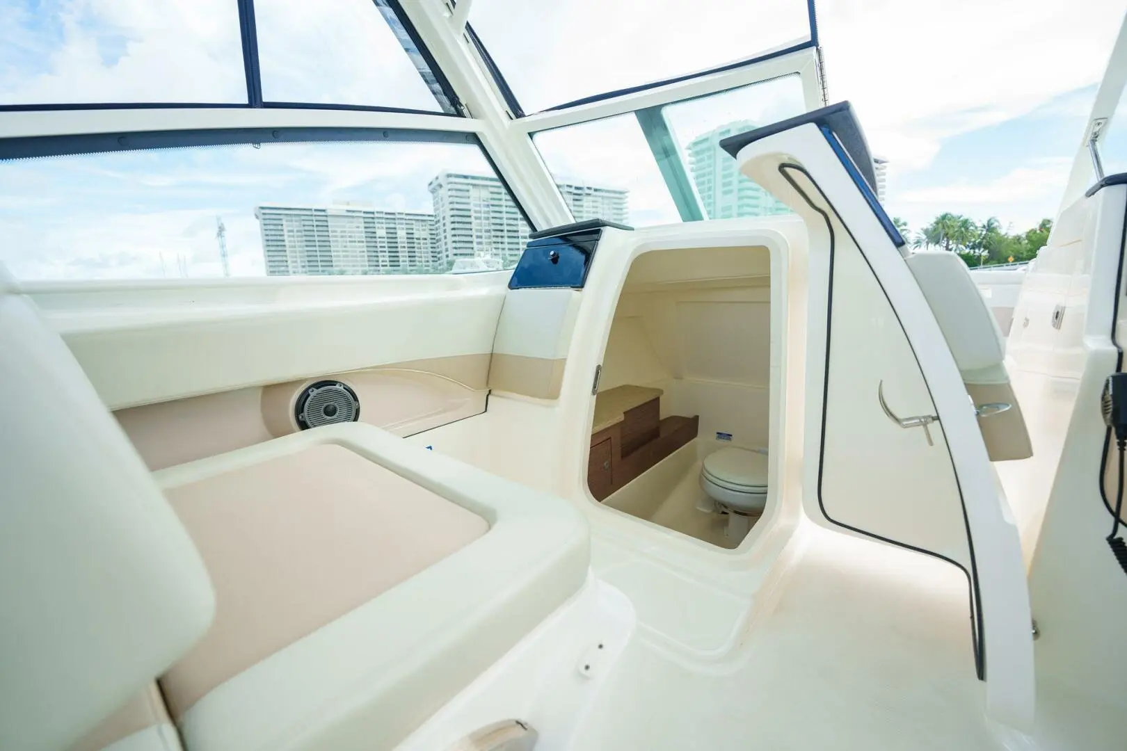 2023 Boston Whaler 280 vantage