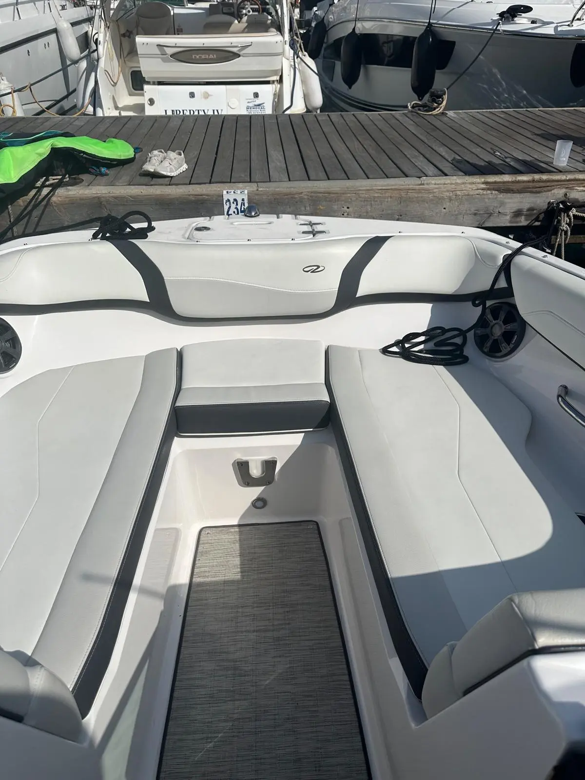 2016 Regal 22 fastdeck