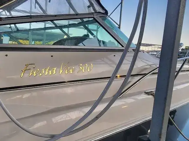 Rinker Fiesta Vee 300