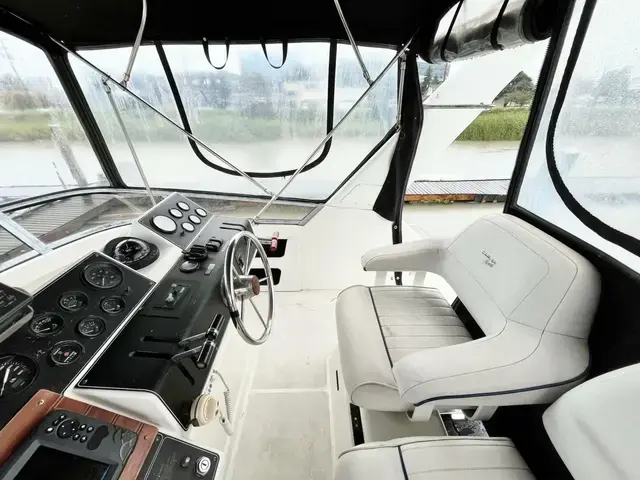 Carver 33 Aft Cabin