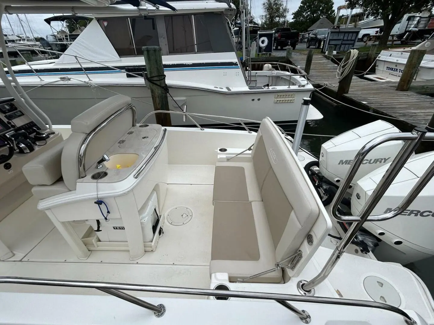 2022 Boston Whaler 27 dauntless