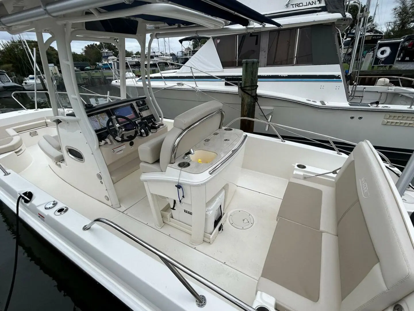 2022 Boston Whaler 27 dauntless