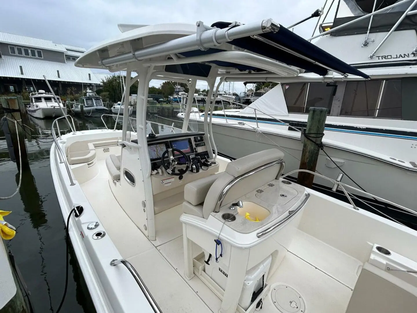 2022 Boston Whaler 27 dauntless