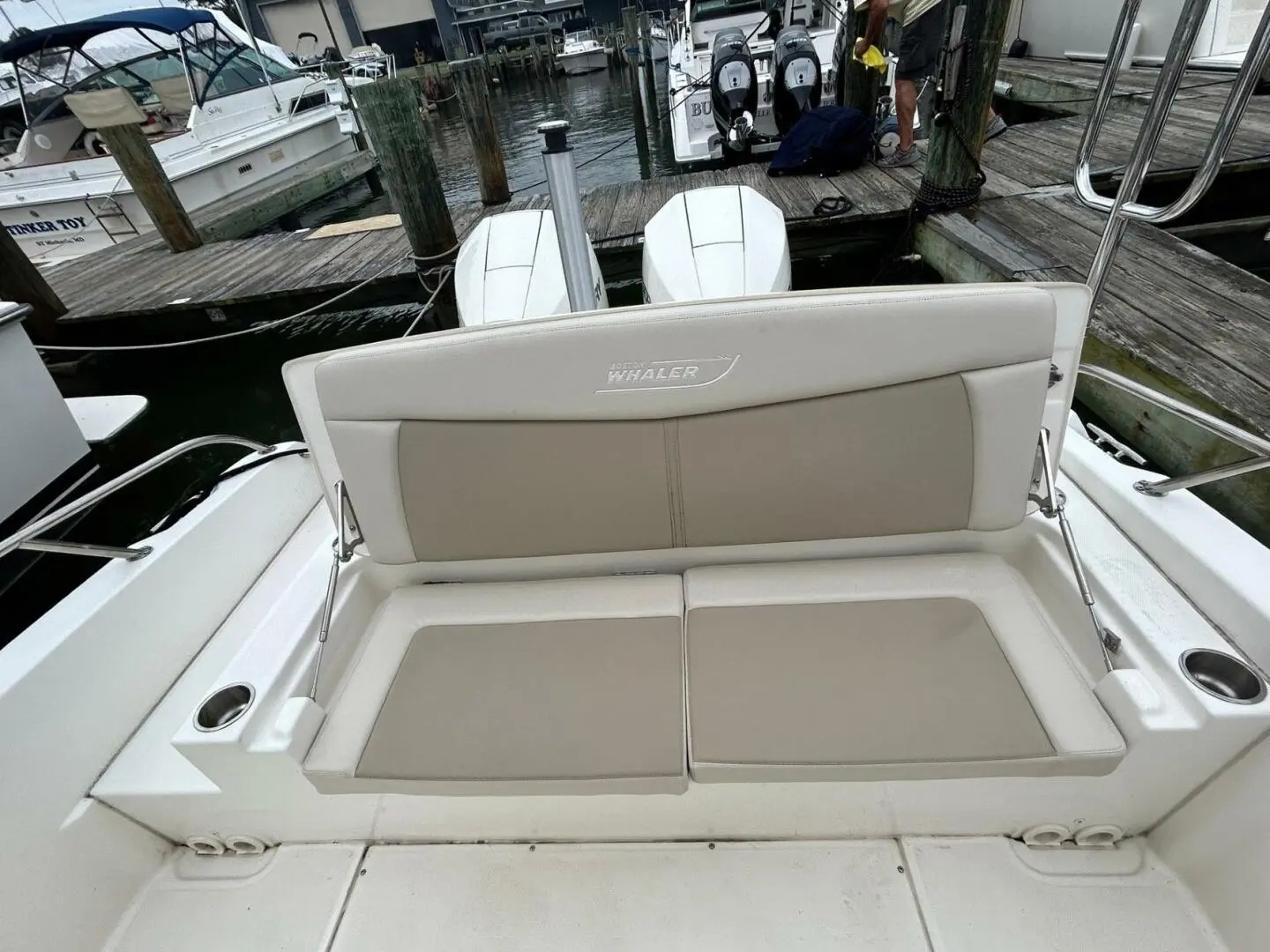 2022 Boston Whaler 27 dauntless