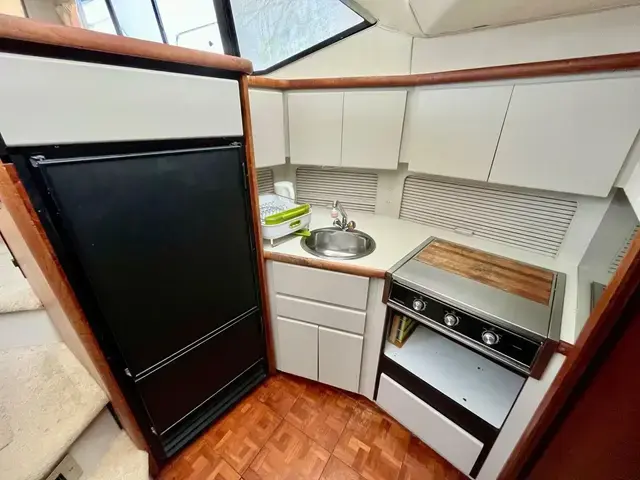 Carver 33 Aft Cabin