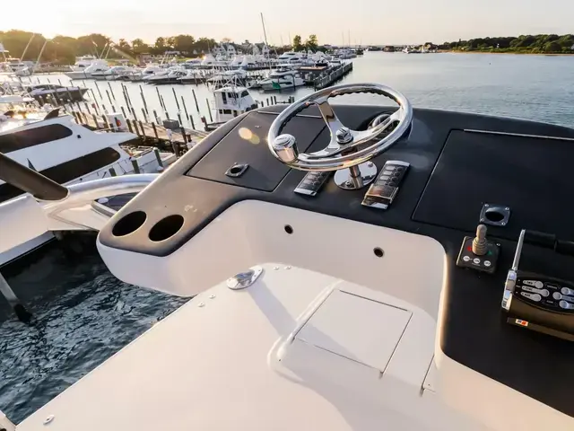 Hatteras 70 Convertible