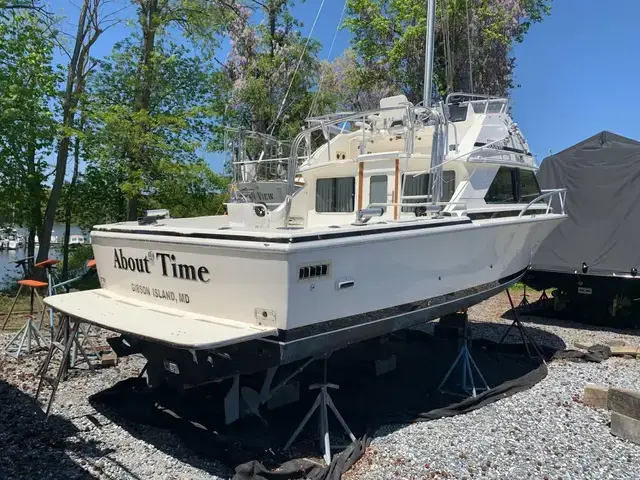 Bertram 28 Flybridge Cruiser