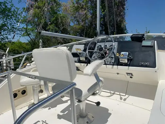 Bertram 28 Flybridge Cruiser