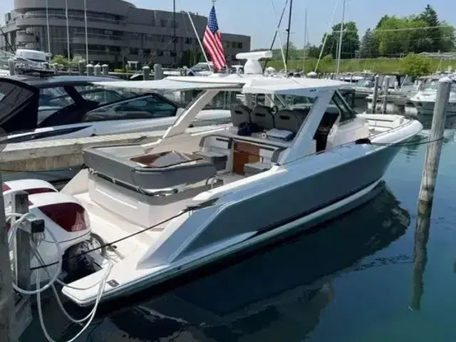 Tiara 38