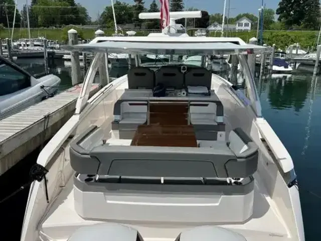 Tiara 38