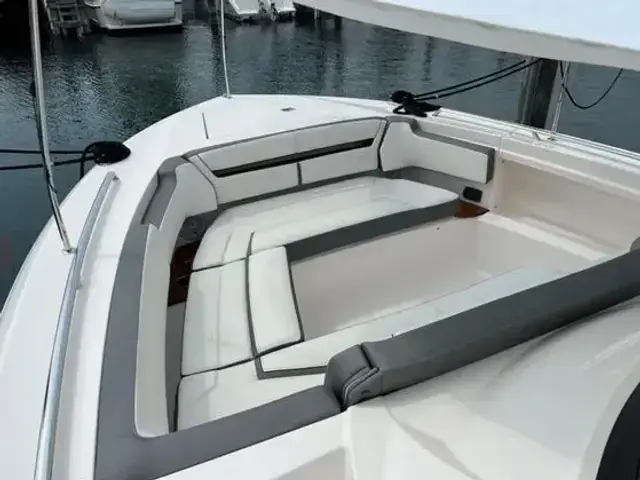 Tiara 38