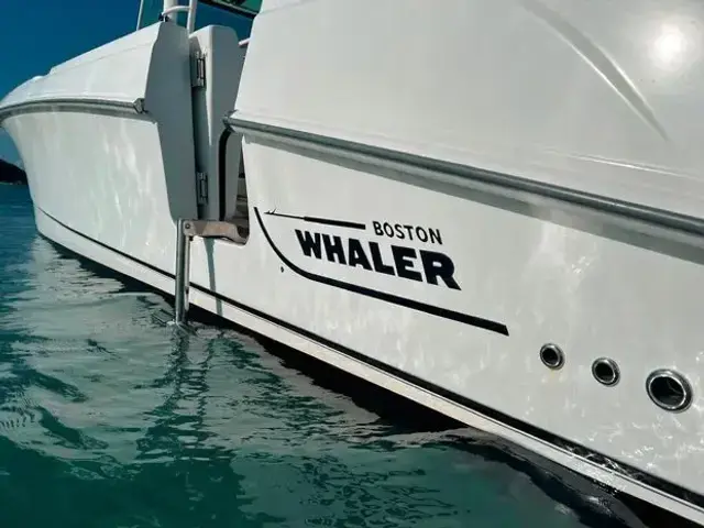 Boston Whaler 370 Outrage