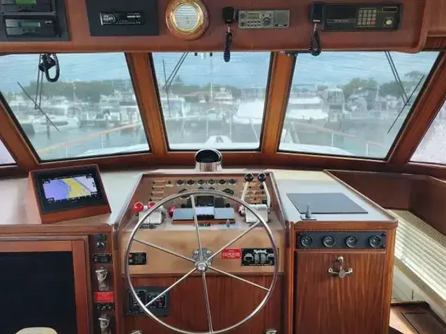 Hatteras 63 Cockpit Motoryacht