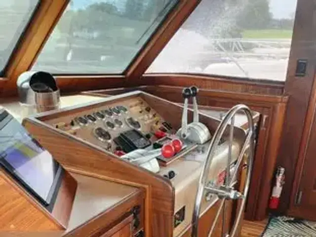 Hatteras 63 Cockpit Motoryacht