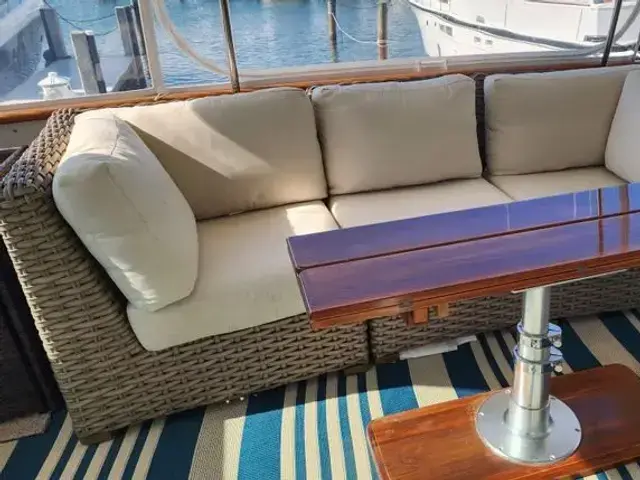 Hatteras 63 Cockpit Motoryacht