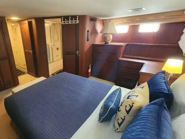 Hatteras 63 Cockpit Motoryacht