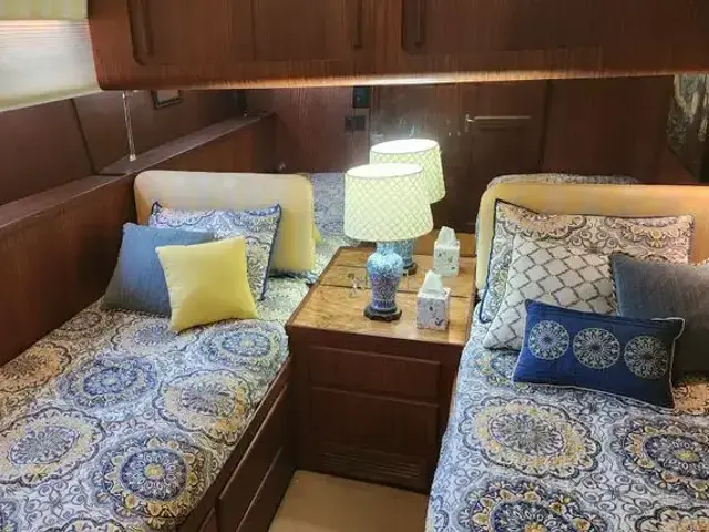 Hatteras 63 Cockpit Motoryacht