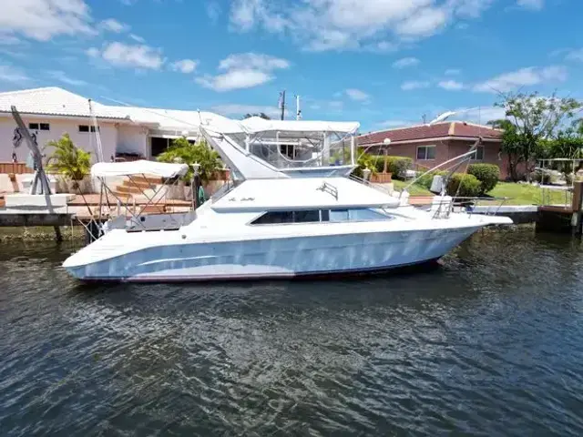 Sea Ray 350 Express Cruiser