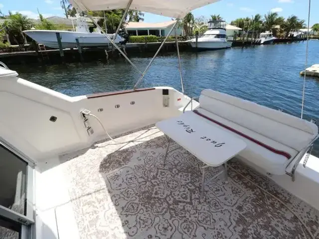 Sea Ray 350 Express Cruiser