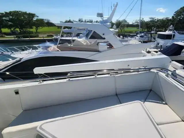 Hatteras 63 Cockpit Motoryacht