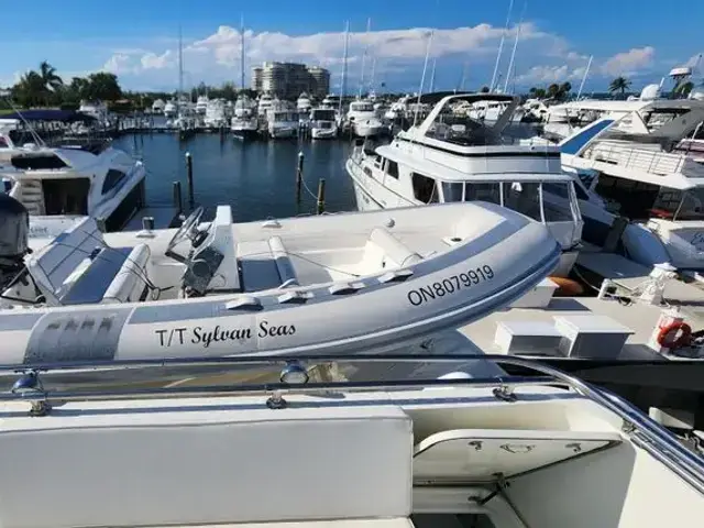 Hatteras 63 Cockpit Motoryacht