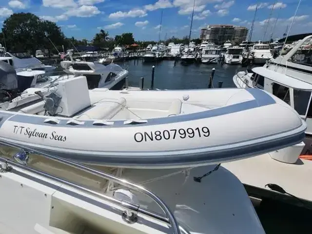 Hatteras 63 Cockpit Motoryacht