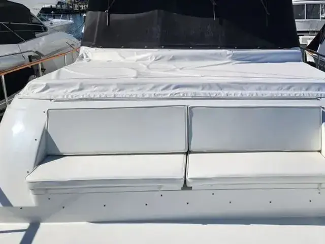 Hatteras 63 Cockpit Motoryacht