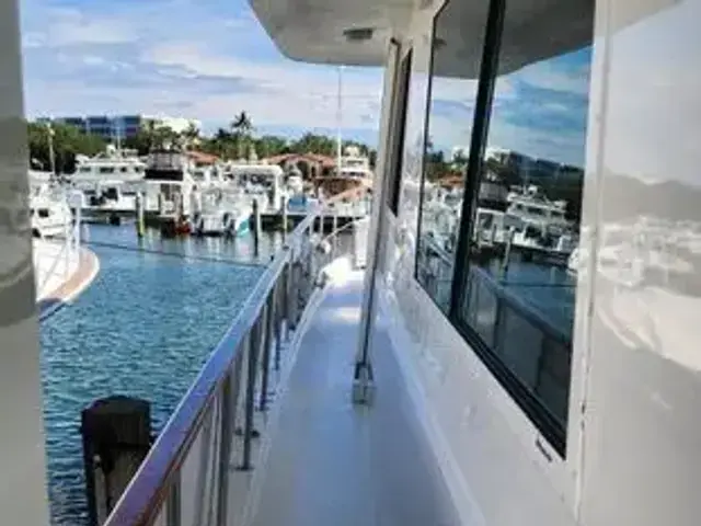 Hatteras 63 Cockpit Motoryacht