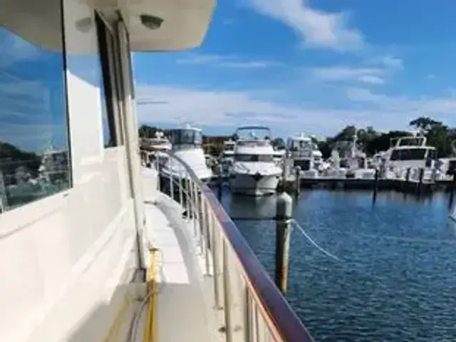 Hatteras 63 Cockpit Motoryacht