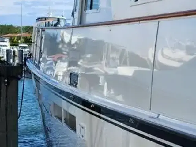 Hatteras 63 Cockpit Motoryacht