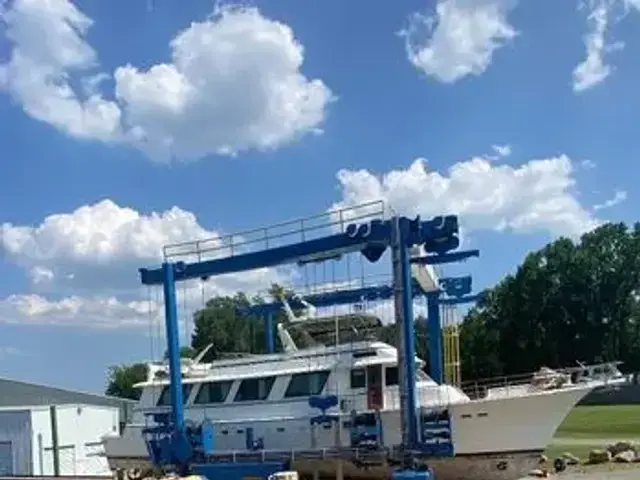 Hatteras 72 Cockpit Motoryacht