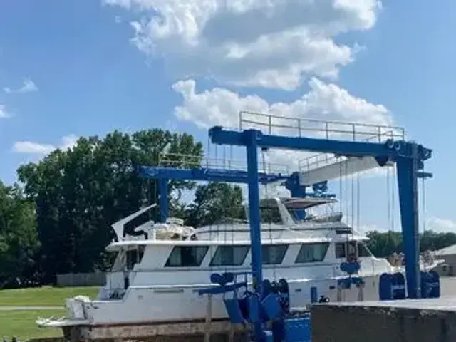 Hatteras 72 Cockpit Motoryacht