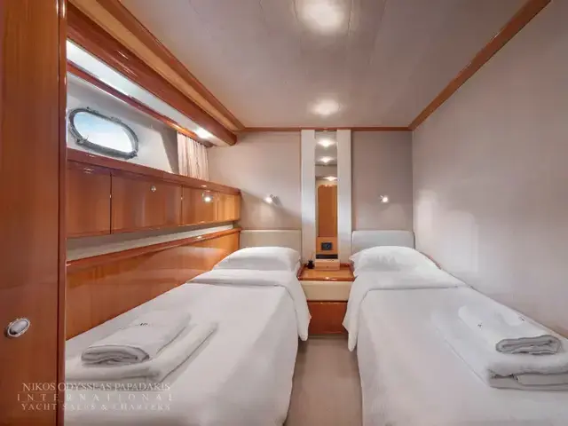 Ferretti Yachts 760