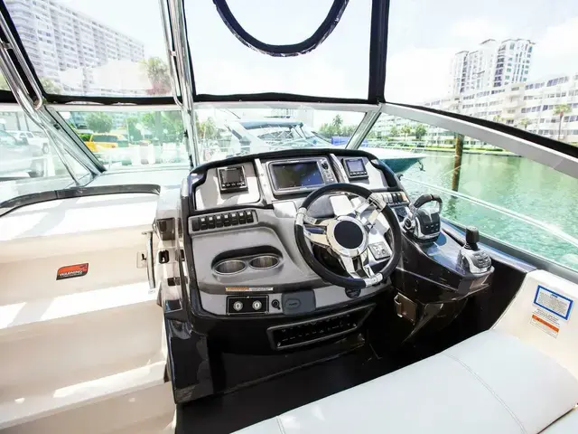 Monterey 320 Sport Yacht