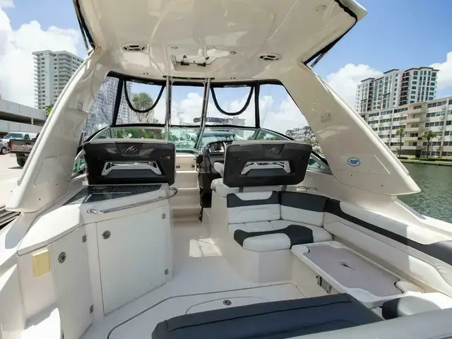 Monterey 320 Sport Yacht