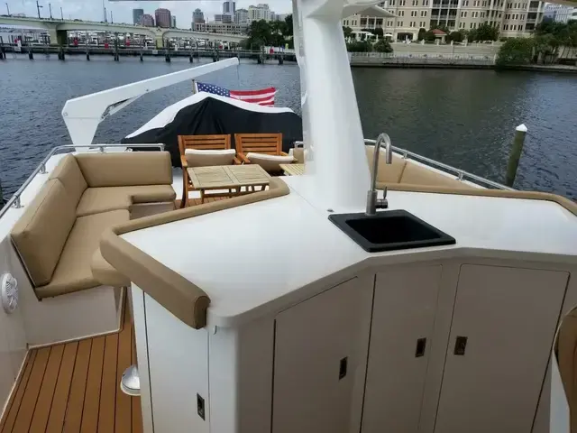 Hatteras Cockpit Motor Yacht