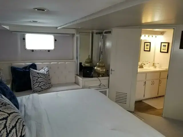 Hatteras Cockpit Motor Yacht