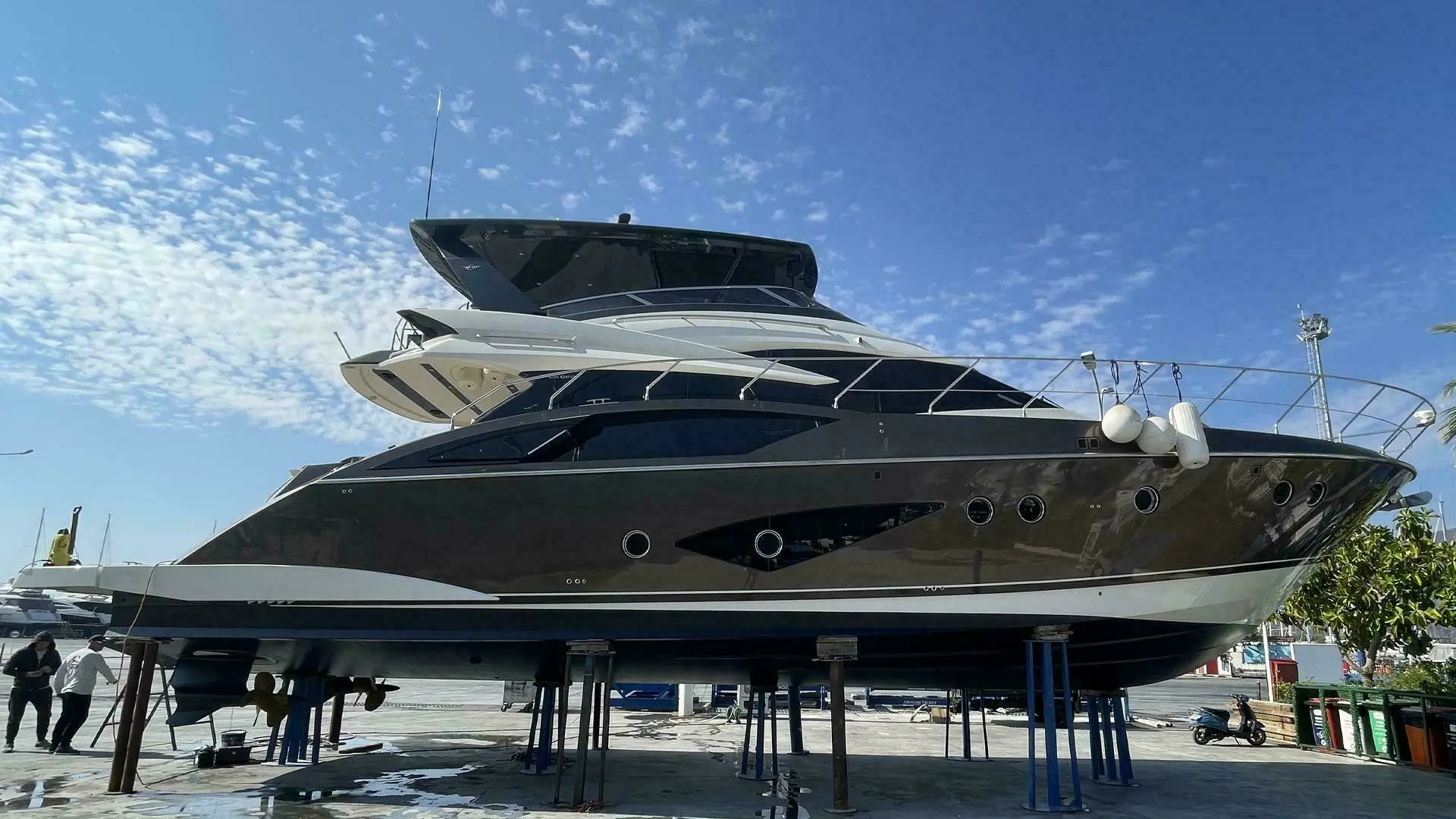 2013 Marquis 630 sport yacht