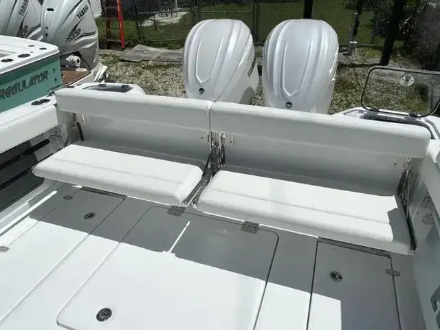 Everglades Boats 315 Center Console