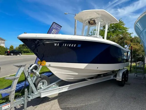 Robalo R230 center console