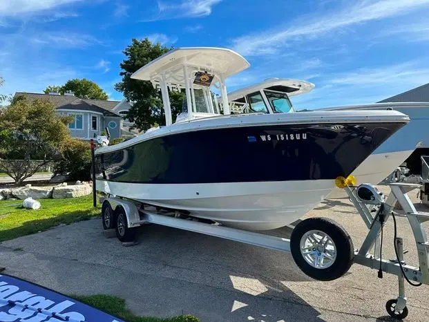 2022 Robalo 230 center console