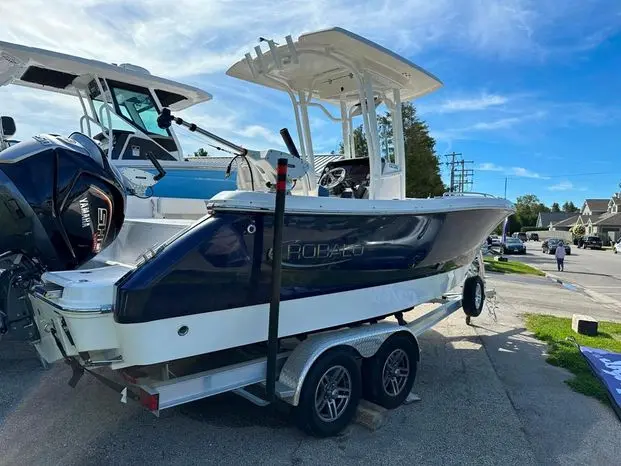 2022 Robalo 230 center console