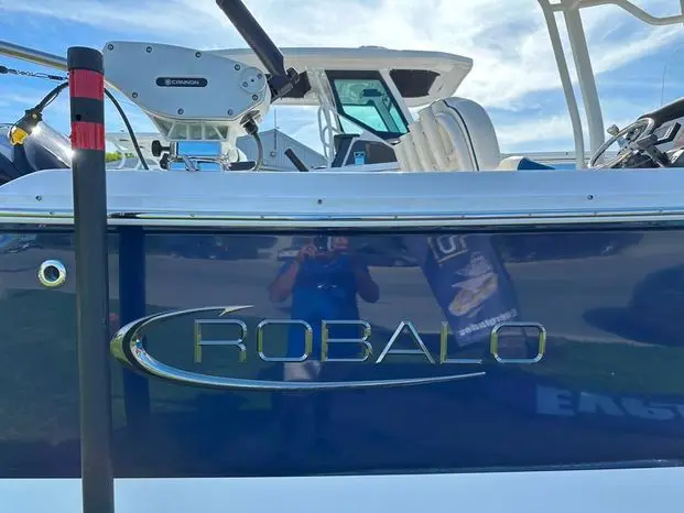 2022 Robalo 230 center console